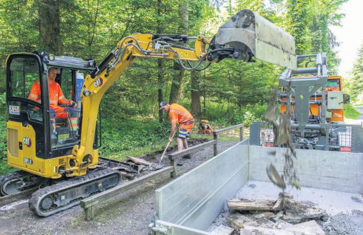Werkhofmitarbeiter haben im Frühsommer verschiedene Vita-Parcours-Stationen aufgefrischt. Bei Station 12 wurden Betonplatten entfernt und durch Kies ersetzt. Fotos: zVg