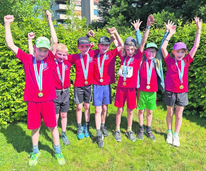 Die Baarer Allround-Knaben, Jahrgang 2013 bis 2015, holten den ersten Platz. Claudio war der schnellste Knabe vom Jahrgang 2016 (2. von links). Foto: zVg