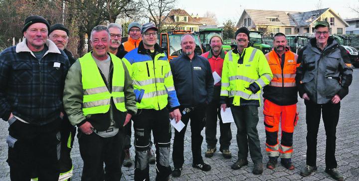 Sorgten über die Jahre für Stabilität und Sicherheit: Markus Bürgler (Dritter von links) und die Chauffeure der Papier sammelnden Schüler. Fotos: ak Sorgten über die Jahre für Stabilität und Sicherheit: Markus Bürgler (Dritter von links) und die Chauffeure der Papier sammelnden Schüler. Fotos: ak