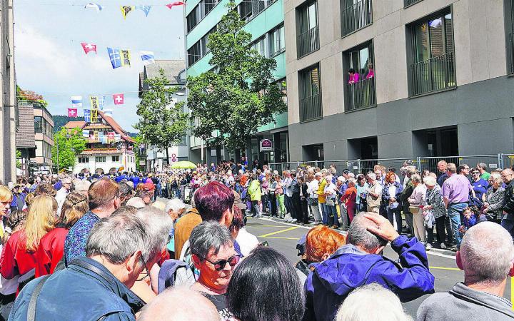 Die Parade am Sonntag war gut besucht. An der Dorfstrasse drängten sich die Zuschauer. Foto: ak