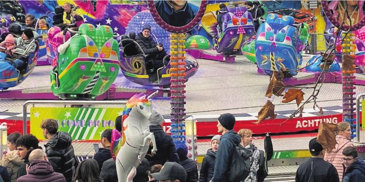 Das milde Wetter lockte zahlreiche Menschen an und zeigte, dass die Chilbi ein beliebter Treffpunkt ist. Foto: fl