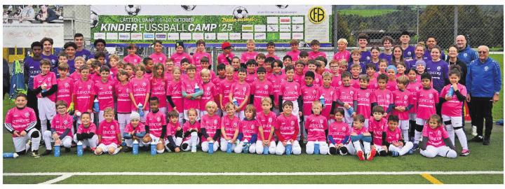 Alle Fussballcamp-Teilnehmenden stellen sich bereit. Foto: FC Baar