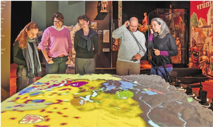 Interaktives Landschaftsmodell der Zentralschweiz inklusive Alpenpässe in der Sonderausstellung im Museum Burg Zug. Foto: Heike Witzgall