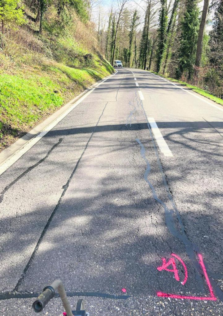 In Baar werden an der Neuheimerstrasse Reparaturarbeiten ausgeführt. Foto: zVg