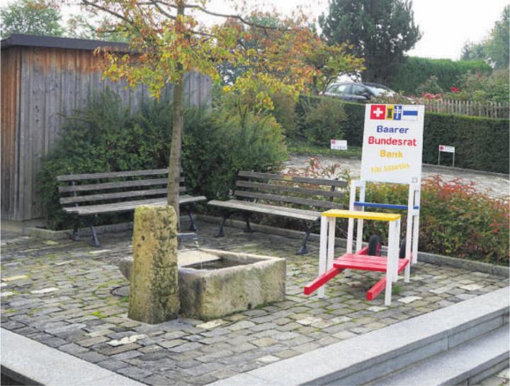 Foto, vor der Kirche in Allenwinden aufgenommen: «Ob unser Bundesrat Martin Pfister wohl jemals Zeit finden wird, sich in diesem Stuhl für ein paar Minuten zu erholen? Zu gönnen wäre es ihm.» Foto: Heiri Süess