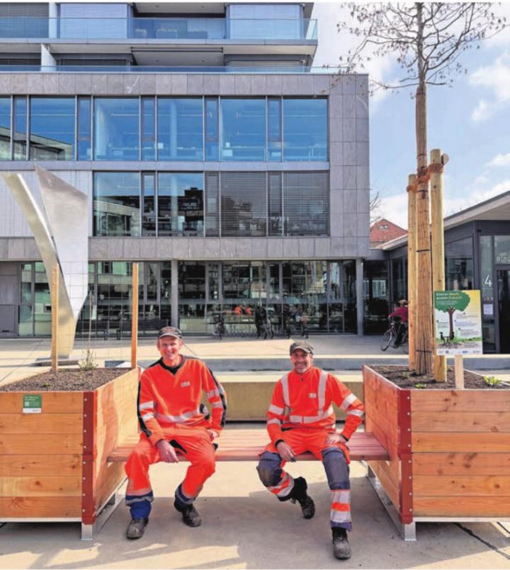 Die Mitarbeitenden des Werkdienstes stellen mehrere mobile Sitzgelegenheiten im Dorf auf. Fotos: zVg