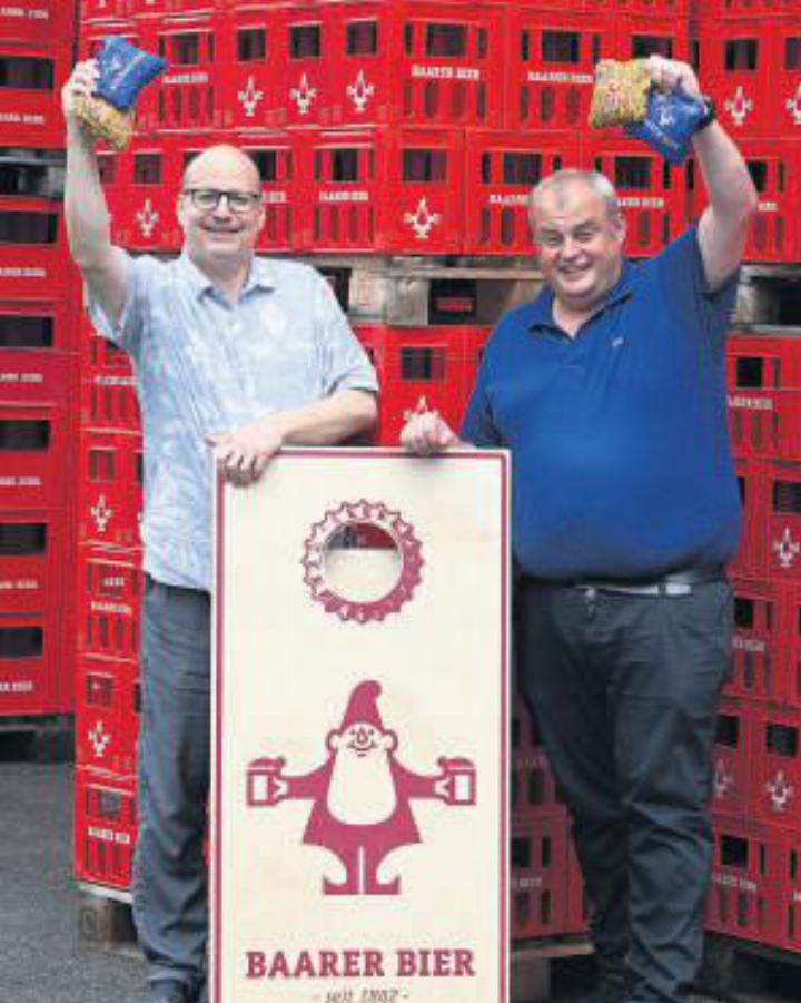 Dani Zurfluh, Corn Whisperer und Martin Uster, Brauerei Baar (von links) und Team freuen sich. Foto: zVg
