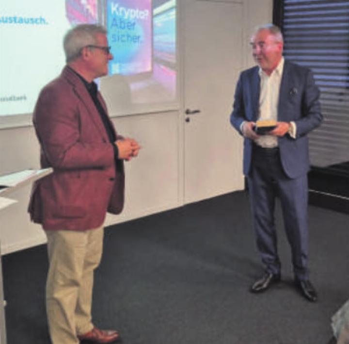 Felix Horber (rechts), AWG-Präsident, bedankt sich bei Hanspeter Rhyner, CEO der Zuger Kantonalbank. Foto: zVg