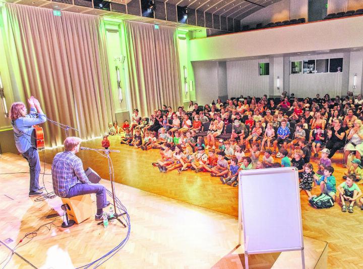 Laurent & Max haben den Lesesommer mit einem Konzert im Gemeindesaal abgerundet. Foto: zVg