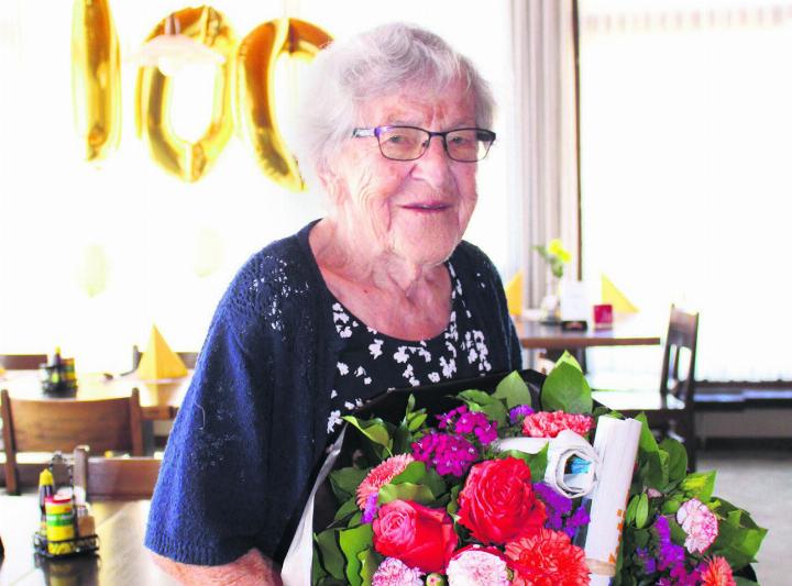 Alice Rüttimann wurde mit vielen Gratulationen, Blumensträussen und Geschenken überrascht. Foto: rah