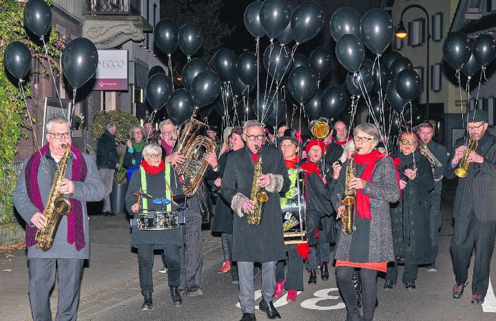 Die Guggenmusik Los Vas sowie einige Gäste zogen mit ihren Instrumenten durchs Dorf. Foto: eb