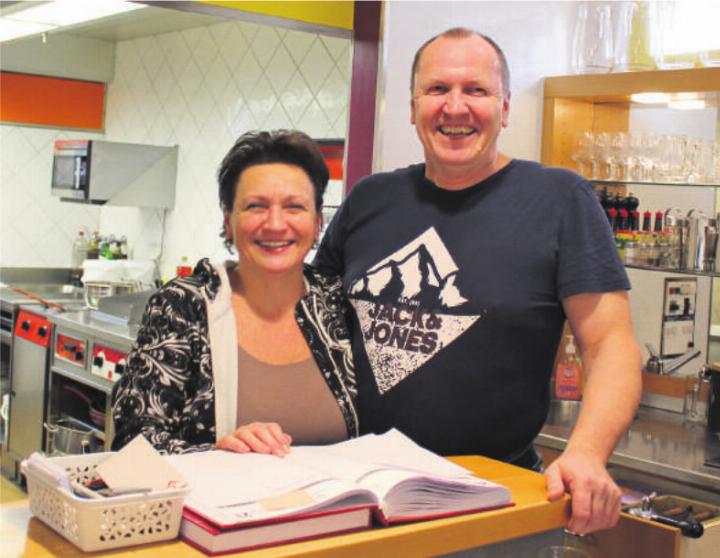 Claudia und Reto Haupt führen das Dorfcafé mit viel Leidenschaft. Fotos: jeb