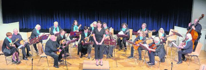 Das höchst konzertrierte Orchester mit der freudigen Dirigentin im Rausche des tosenden Applaus. Foto: hps