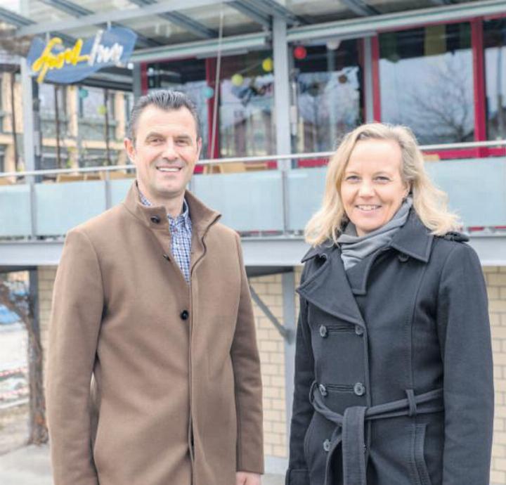 Gemeinderätin Sonja Zeberg-Langenegger begrüsst den neuen Sport-Inn-Pächter Enver Rrafshi. Foto: zVg Gemeinderätin Sonja Zeberg-Langenegger begrüsst den neuen Sport-Inn-Pächter Enver Rrafshi. Foto: zVg