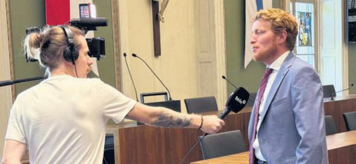 Am vergangenen Sonntag fanden sich viele Medienleute im Kantonsratssaal im Zuger Regierungsgebäude ein. Ein Reporter von Tele 1 interviewt den Baarer Regierungsratskandidaten Andreas Lustenberger (rechts). Foto: zVg