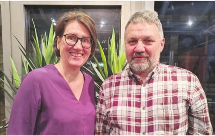 Daniela Käppeli wurde für 20 Jahre und Hubi Tanner für 30 Jahre in der Feldmusik Baar geehrt. Foto: Céline Blöchlinger