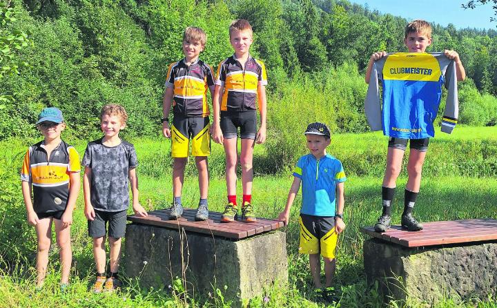 Die Gruppe der Kategorie Cross U11 Knaben mit Clubmeister Julian. Foto: zVg