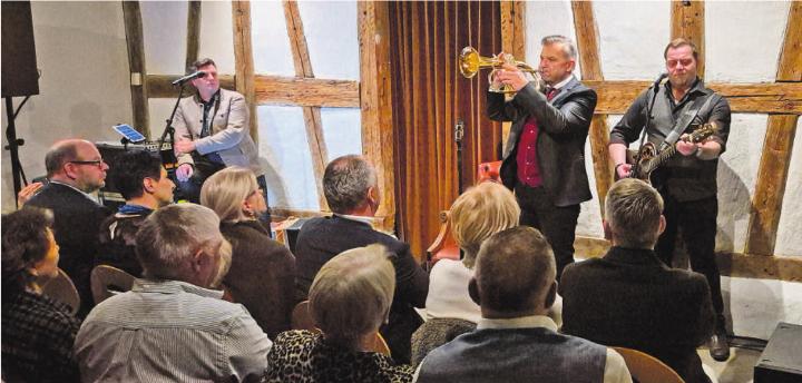 Markus Wolfahrt mit seinem Flügelhorn, begleitet vom Gitarristen Manfred Wagner. Fotos: hps