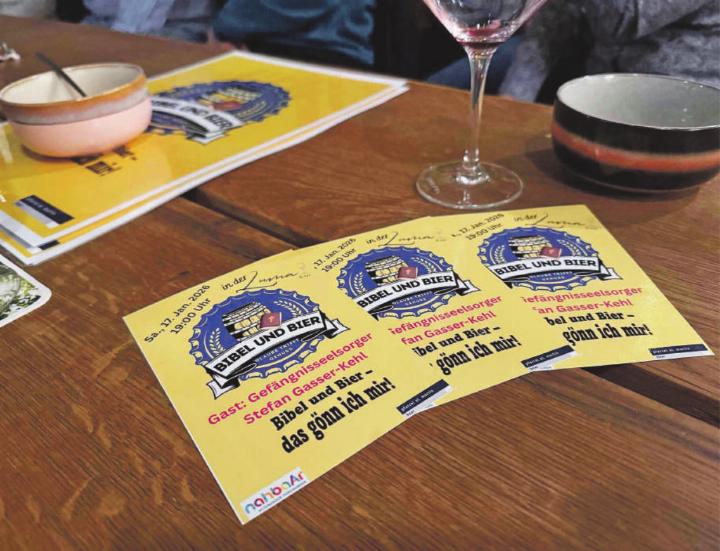 An der Veranstaltungsreihe «Bibel trifft Bier» erzählte ein Gefängnisseelsorger von seinem Alltag. Foto: mam