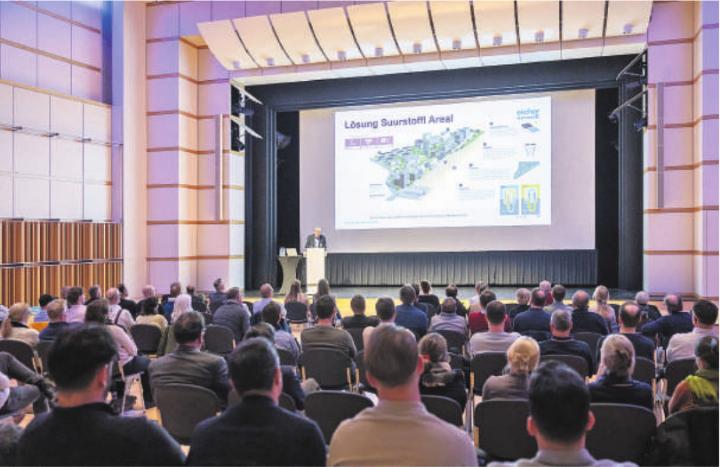 Mit Impulsreferaten und Vorträgen erläuterten ein Klimatologe, Planende, Bauherren und Behördenvertreter Grundlagen und Lösungsansätze. Foto: zVg