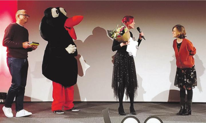 Die Zürcher Nachwuchsautorin Mirjam Nievergelt (rechts) erhielt den 7. Baarer Raben von Isabelle Hauser, Präsidentin des Vereins Abraxas. Foto: dg