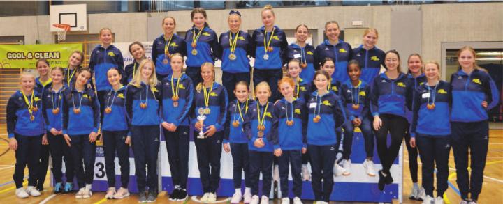 Als krönender Abschluss der Vereinsmeisterschaft und des 20-Jahr-Jubiläums durften alle Teilnehmerinnen die Willisauer-Ringli-Medaille entgegennehmen – ein süsser und stolzer Moment für die ganze Riege. Foto: Markus Küng Als krönender Abschluss der Vereinsmeisterschaft und des 20-Jahr-Jubiläums durften alle Teilnehmerinnen die Willisauer-Ringli-Medaille entgegennehmen – ein süsser und stolzer Moment für die ganze Riege. Foto: Markus Küng