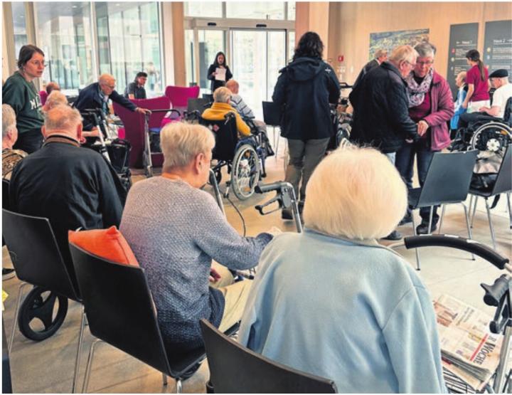 Zahlreiche Gäste an der Osterfeier im Pflegezentrum.