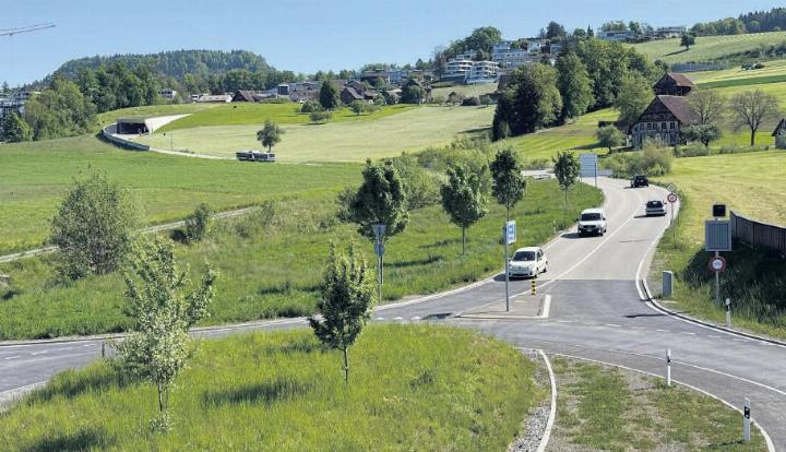 Blick von der Inwiler Fussgängerbrücke in Richtung Tangente. Der Geisshübel-Tunnel ist im Hintergrund noch erkennbar. Foto: mam