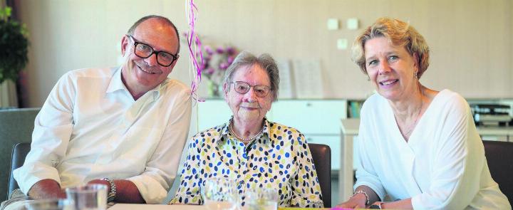 Der Gemeindepräsident Walter Lipp und die Gemeindeschreiberin Andrea Bertolosi gratulierten Alice Weibel zum 107. Geburtstag. Foto: zVg