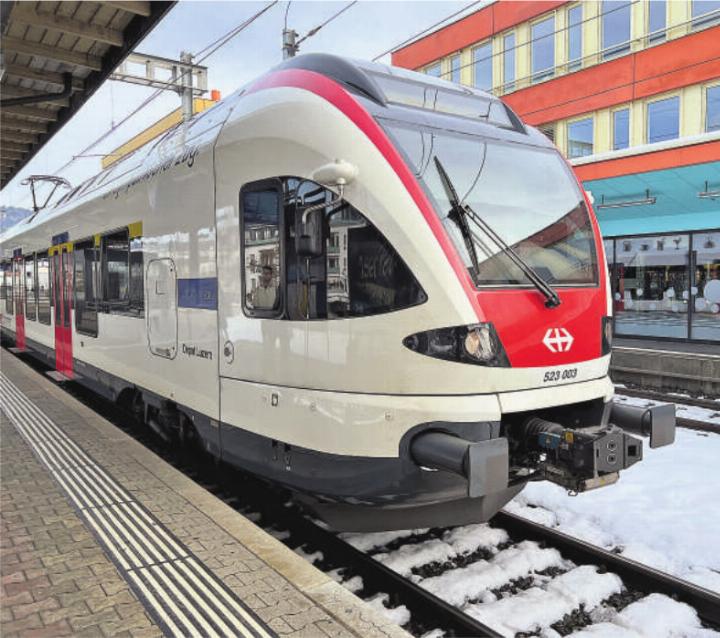 Eine Stadtbahn steht abfahrbereit in Baar. Sie startet in Kürze in Richtung Sursee. Fotos: mam