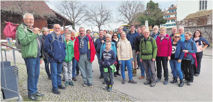 Bei nicht allzu winterlichen Bedingungen war die Trachtentanzgruppe auf der Winterwanderung. Foto: zVg