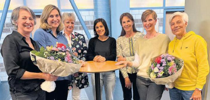 Der aktuelle Vorstand des Theater Baar gemeinsam mit den verabschiedeten sowie den neu gewählten Mitgliedern (von links): Susanne Beck, Jeannine Lütolf, Brigitte Aschwanden, Bianca Arnold, Vreni Dossenbach, Doris Kamer, Ewi Weber. Auf dem Bild fehlt Vorstandsmitglied Thomas Inglin. Foto: zVg
