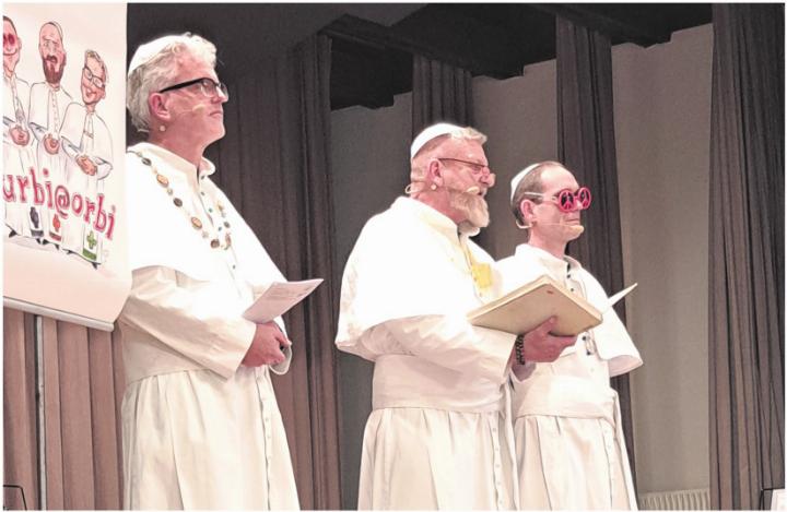 Schnitzelbankgruppe «urbi@orbi» Choral singende Päpste. Foto: zVg