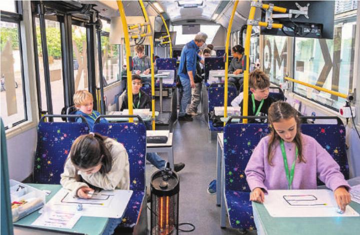 Im Technikmobil wird eifrig getüftelt. Fotos: eb