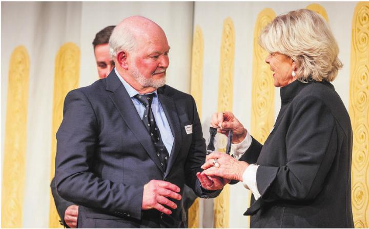 Die Präsidentin des Panathlon Clubs Zug, Anne-Marie In-Albon überreicht den Prix Panathlon an Ambros Birrer.