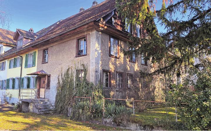 Das Haus Rigistrasse 15a (rechts) gehört seit über zehn Jahren der Gemeinde. Fotos: fl