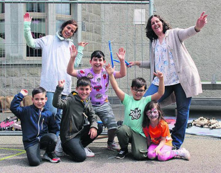 Hatten sichtlich Spass: Leano, Elia, Erem, Damiano und Aleyna mit den beiden Atelierverantwortlichen Lara Del Tenno und Esther Gerig (von links). Foto: rah