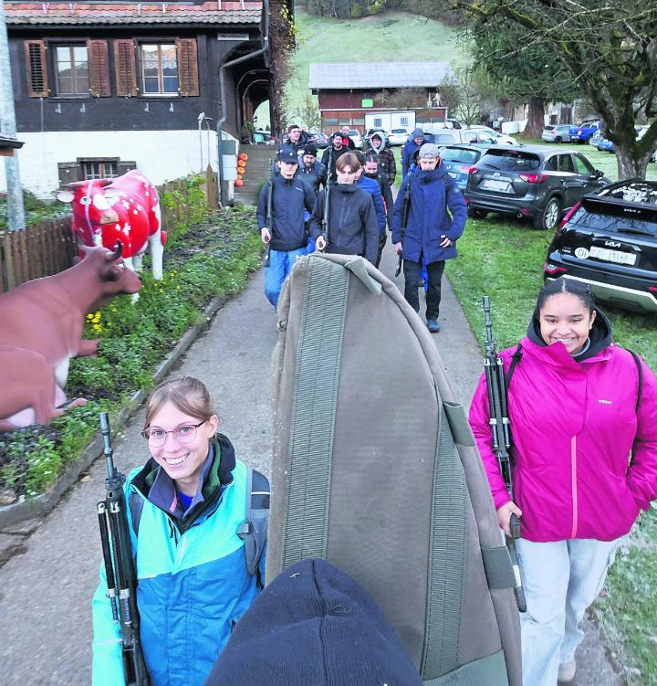 Jungschützinnen und Jungschützen im Anmarsch zum 300-Meter-Schiessen.