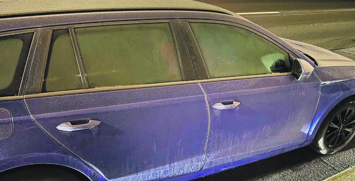 Gefährliches Unterfangen – das Fahren mit vereisten Scheiben. Gefährliches Unterfangen – das Fahren mit vereisten Scheiben.