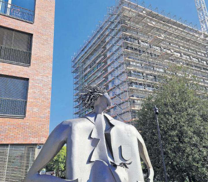 Die Strubeli-Skulptur von Kurt Laurenz Metzler mutet wie ein gestrenger Bewacher der Baustelle an. Fotos: hi