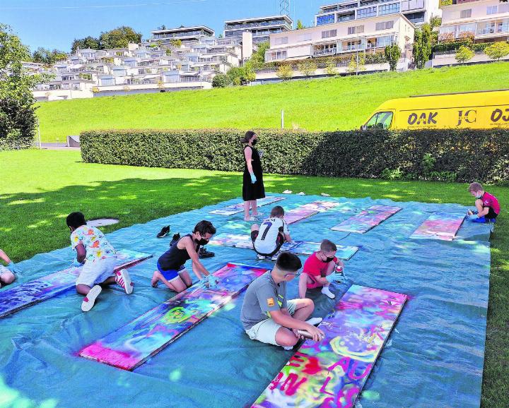 Eines der begehrten Angebote der Fachstelle Kind und Jugend: Gemeinsames Sprayen für Kinder anlässlich der Mobilen Spielanimation. Foto: zVg