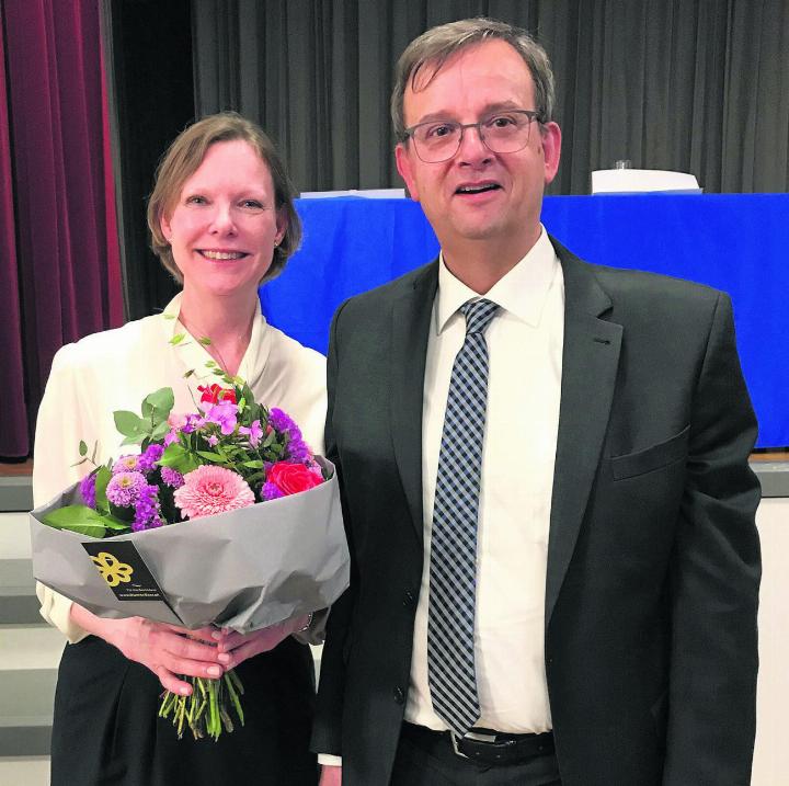 Andrea Middel erhält Blumen für Ihre siegreiche Wahl in den Kirchenrat. An ihrer Seite der Kirchenratspräsident Thomas Inglin. Foto: zVg