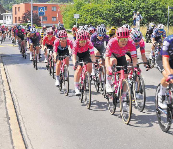 Das kompakte Feld der Tour de Suisse Women ist auf der Blickensdorferstrasse in Richtung Baar Zentrum unterwegs. Fotos: mam