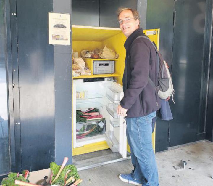 Der Baarer Alain Künzli füllte den Kühlschrank auf; seine Joghurts wurden schon kurze Zeit später abgeholt. Foto: dg