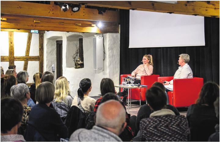 Die Bibliothek organisiert mehrmals jährlich Lesungen in der Rathus-Schüür. Hier stellt Christina Ragettli ihr Buch «Von Wegen. Allein auf der Via Alpina» vor. Foto: Andreas Busslinger Die Bibliothek organisiert mehrmals jährlich Lesungen in der Rathus-Schüür. Hier stellt Christina Ragettli ihr Buch «Von Wegen. Allein auf der Via Alpina» vor. Foto: Andreas Busslinger