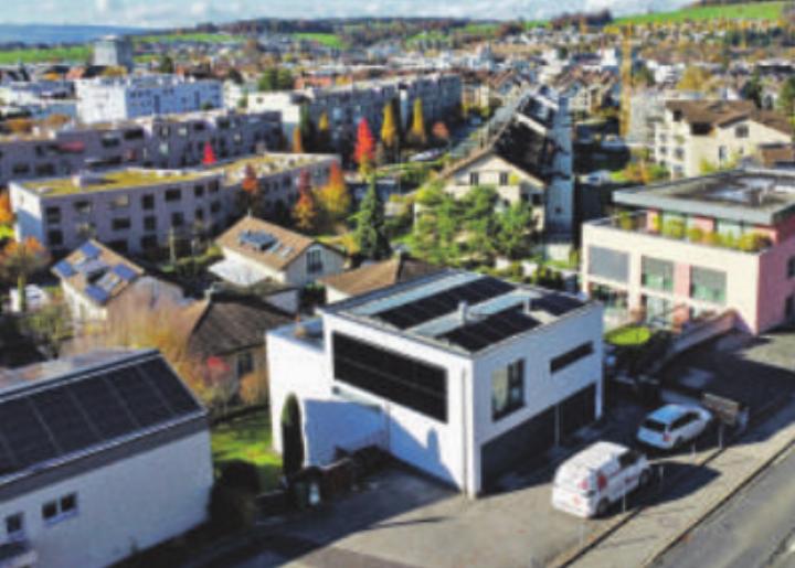 Solarfassade in Baar Foto: zVg