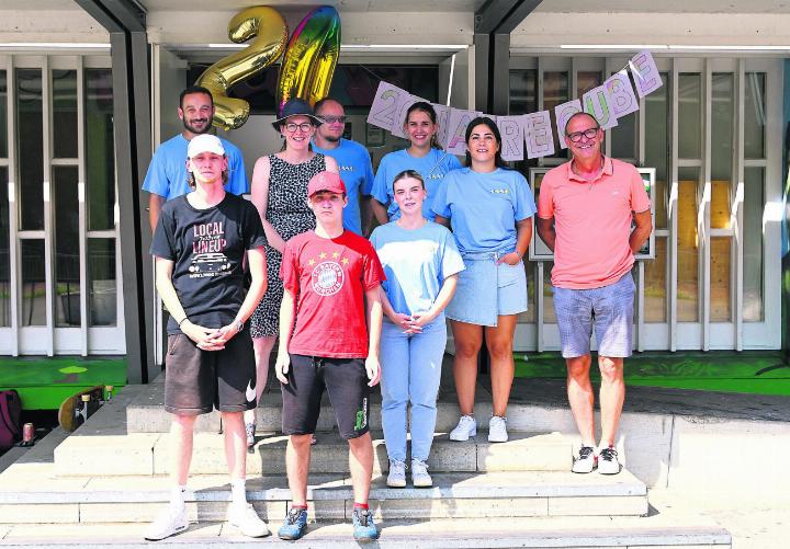 In Aktion für Kinder und Jugendliche: oben von links: Ferhat Civrilli (Leiter FKJ) , Barbara Schmid-Häseli (Gemeinderat), Florian Schwabl (Vorpraktikant FKJ) , Saskia Sägesser (Leiterin Kindertreff Cube), Selinay Atmaca (Leiterin Jugendtreff cube ) und Gemeindepräsident Walter Lipp. Unten von links: Florian Portmann (Zivildienstleistender FKJ), Maximiliam Klunter (Mitglied Betriebsgruppe) und Martina Ackermann (Mitarbeiterin in Ausbildung FKJ). Fotos : lus