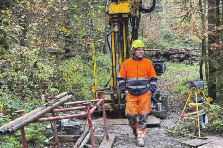 Der SBB-Geologe Lorenz Grämiger mit dem Teil eines Bohrkerns. Fotos: mam