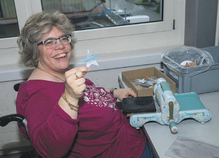Voll Freude zeigt Manuela Ries ihren neuesten Stern.