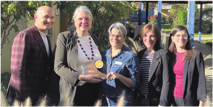 Die Geschäftsleitung präsentiert den Friendly Work Space Award, den Viviva Ende August entgegennehmen durften. Foto: zVg